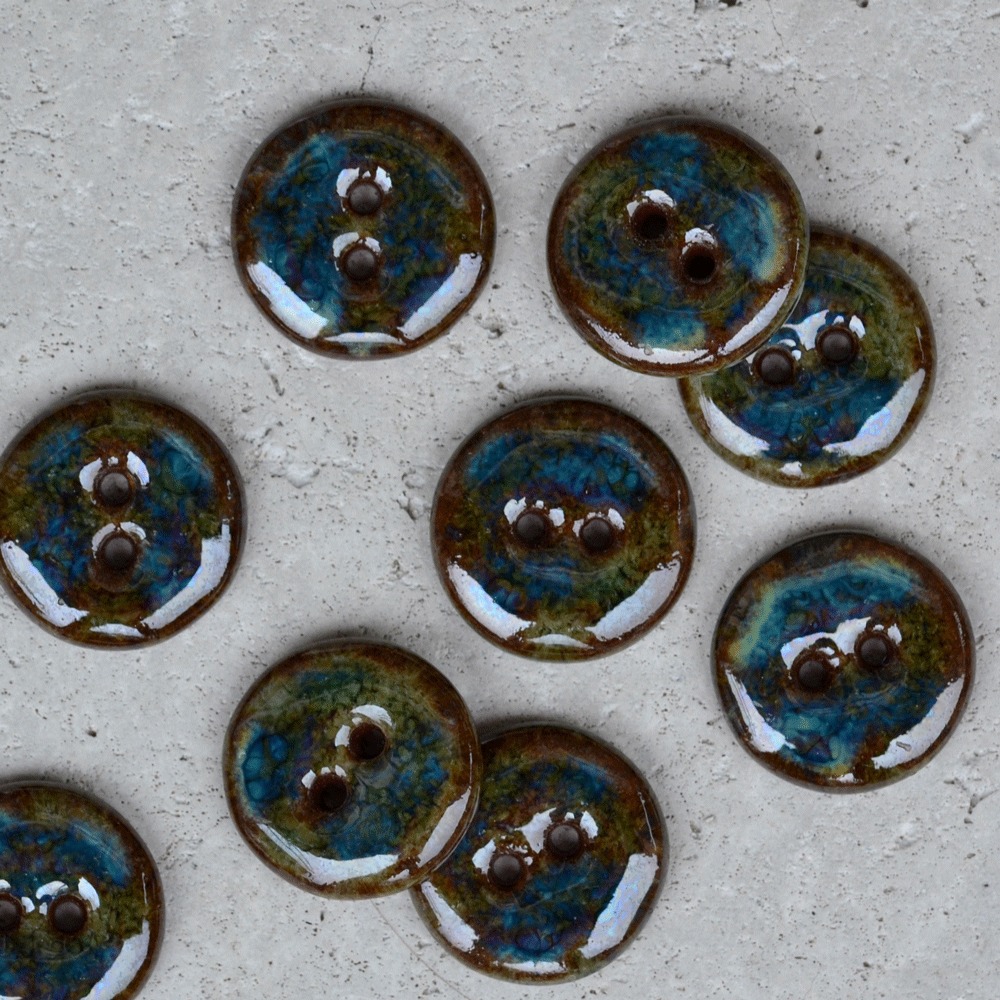 5 pcs 18mm ceramic buttons brown with green/blue effect