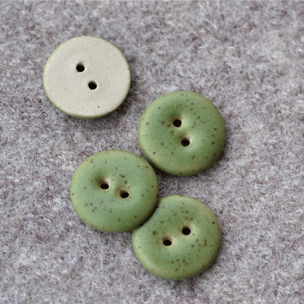 7 pcs 15-16mm ceramic buttons pear Abata