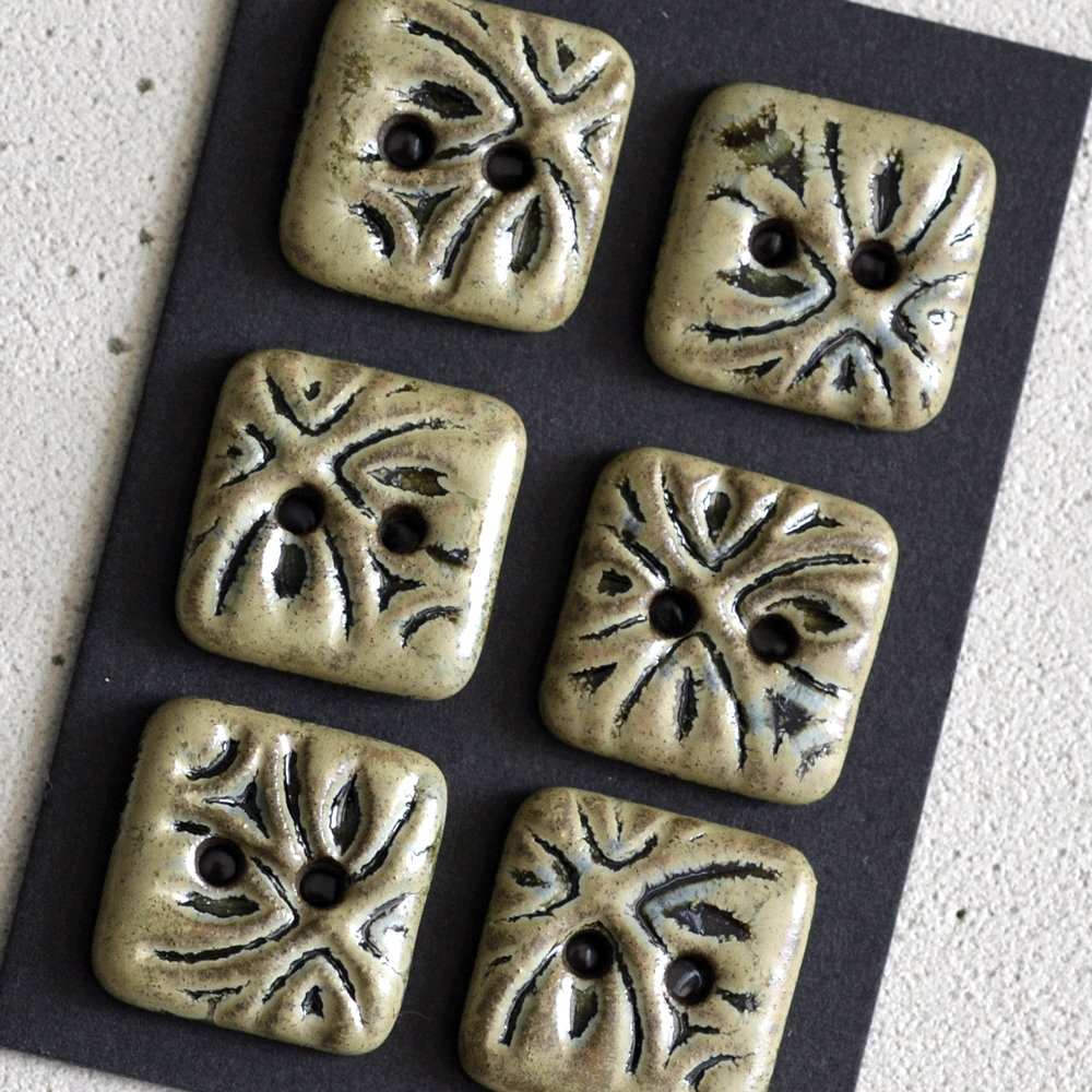 15x15mm ceramic buttons orient