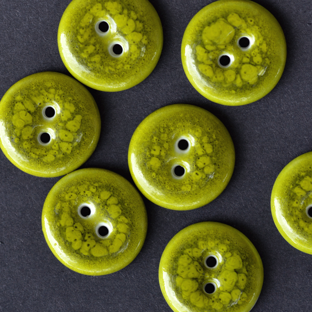 8 pcs. 17-18mm porcelain buttons acid green