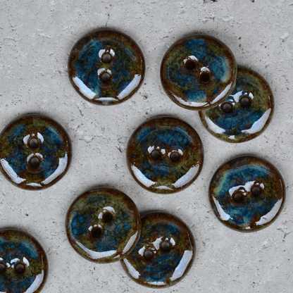 5 pcs 18mm ceramic buttons brown with green/blue effect
