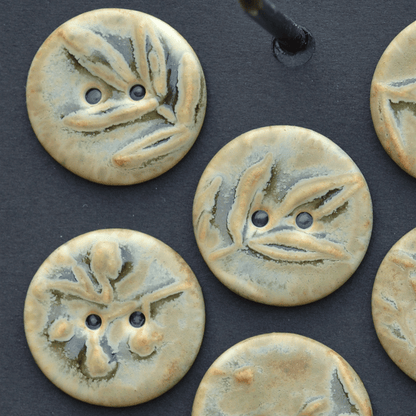 8 pcs. 22-23mm porcelain buttons flora