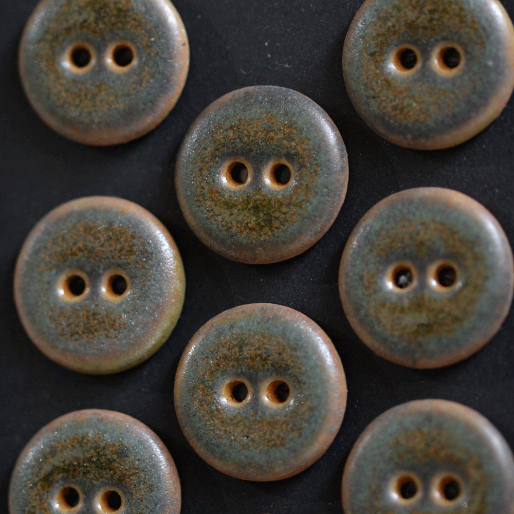9 pcs 18mm ceramic buttons green/brown