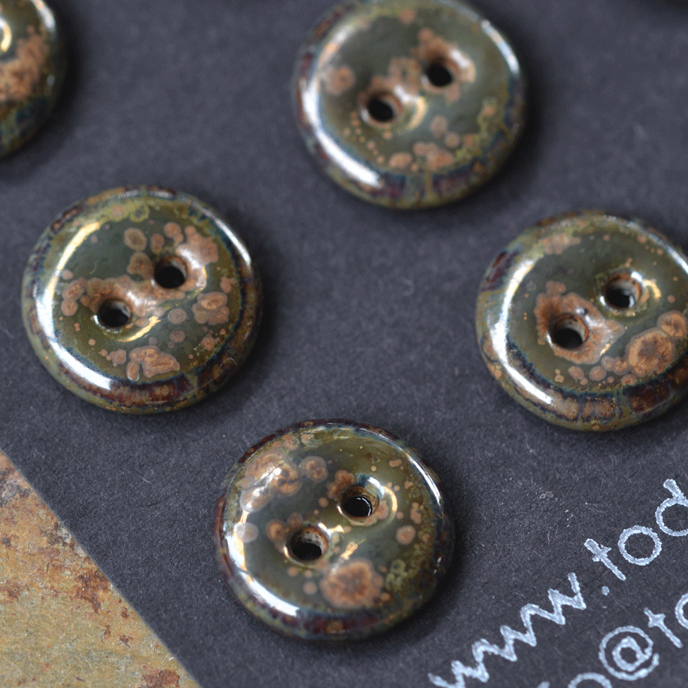 9 pcs. 15-16mm ceramic buttons swamp