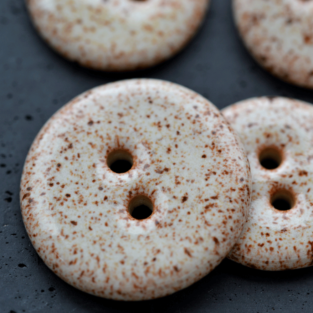 6x18 mm ceramic buttons sprinkled creme