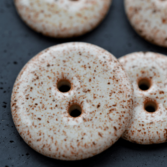6x18 mm ceramic buttons sprinkled creme