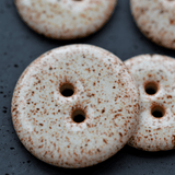 6 pcs. 23 mm ceramic buttons sprinkled creme