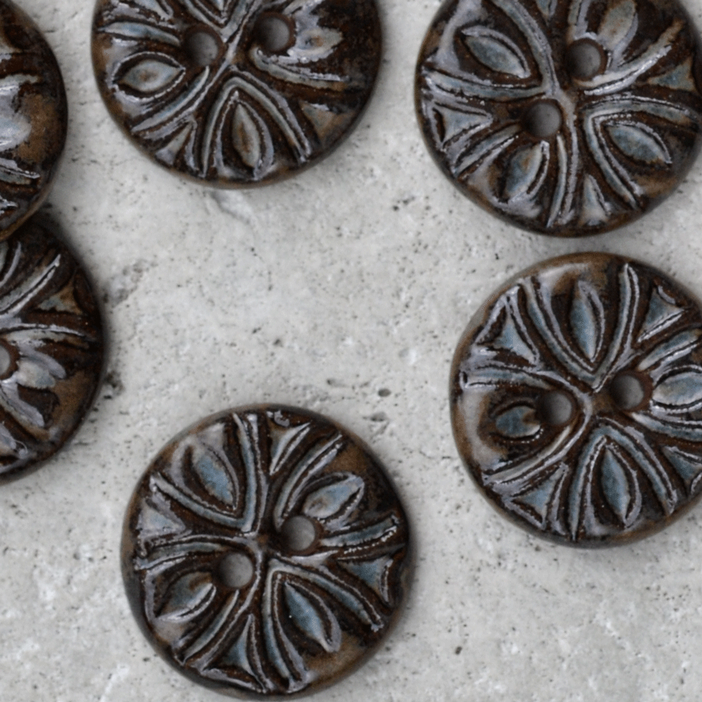 17-18mm ceramic buttons brown/blue fill