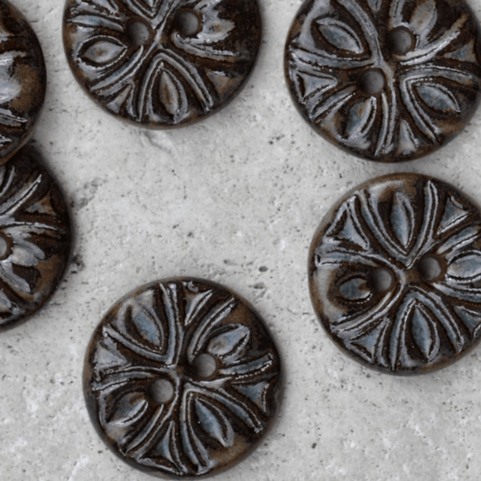 17-18mm ceramic buttons brown/blue fill