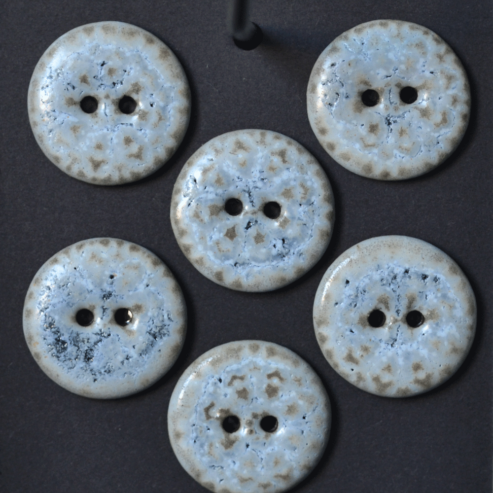 6 pcs. 23 mm ceramic buttons frost bite