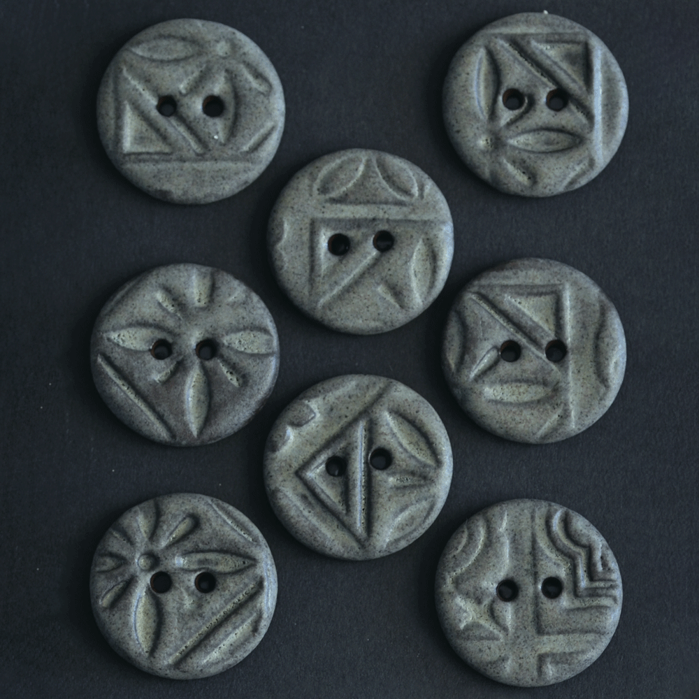 8 pcs. 22-23mm ceramic buttons geometry