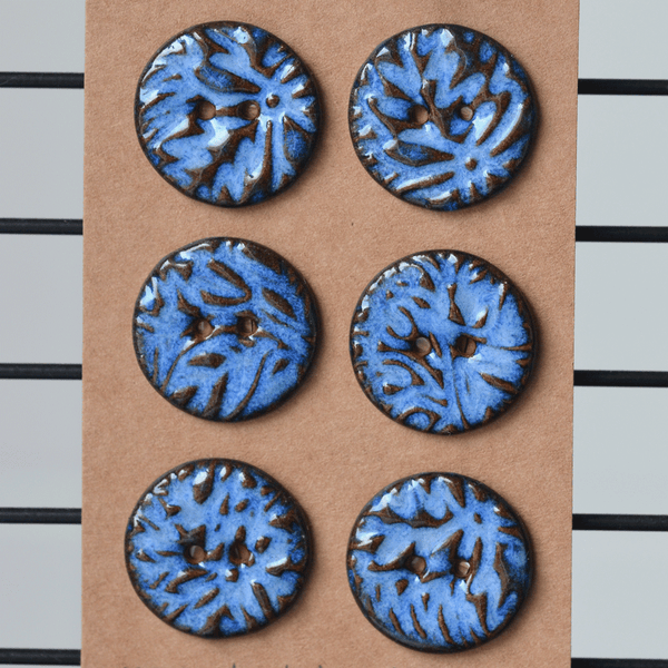 6 pcs. 23 mm ceramic buttons blue/brown lace