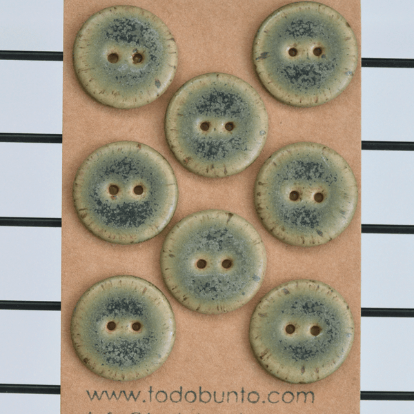 8 pcs. 22-23mm ceramic buttons birch
