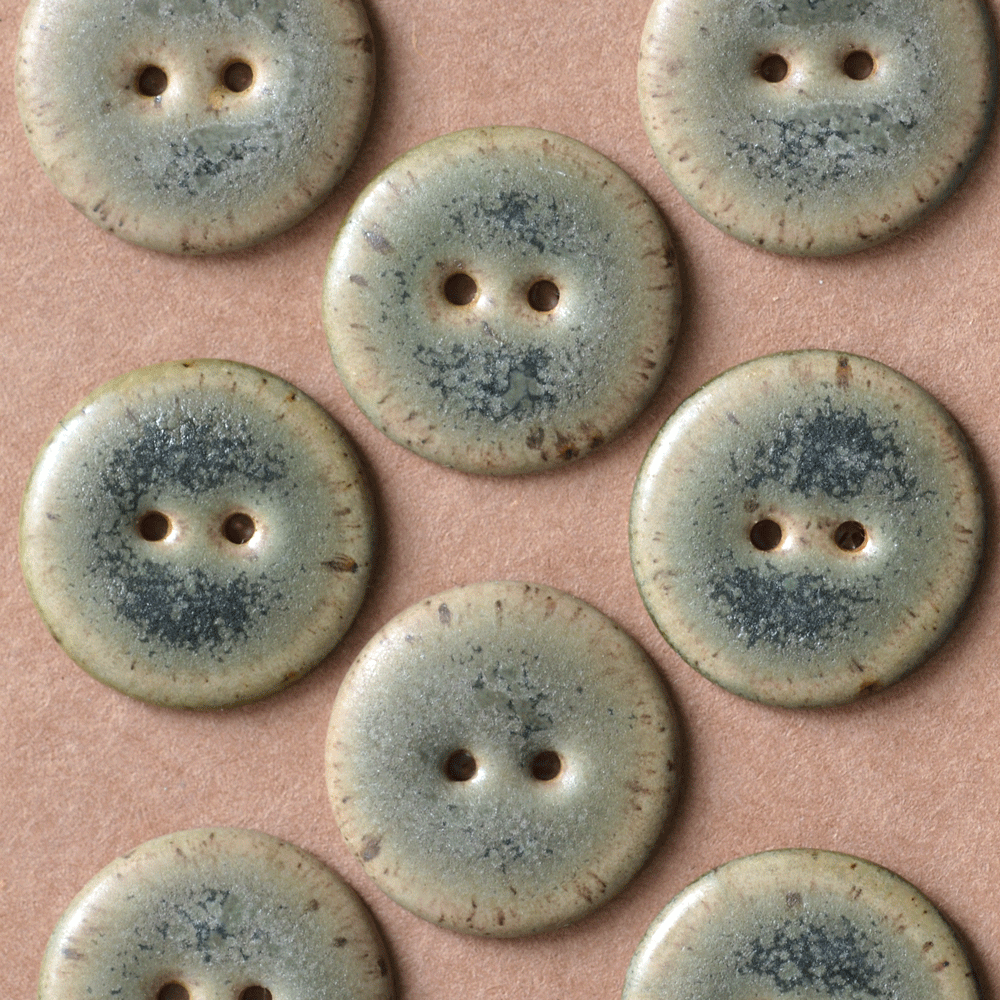 8 pcs. 22-23mm ceramic buttons birch