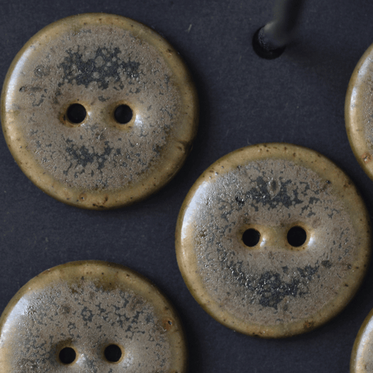 6 pcs. 23mm ceramic buttons oak