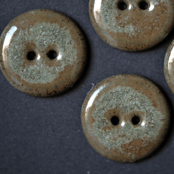 6 pcs. 22-23mm ceramic buttons brown/grey/green