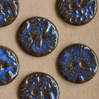 8 pcs. 23 mm ceramic buttons blue/brown lace