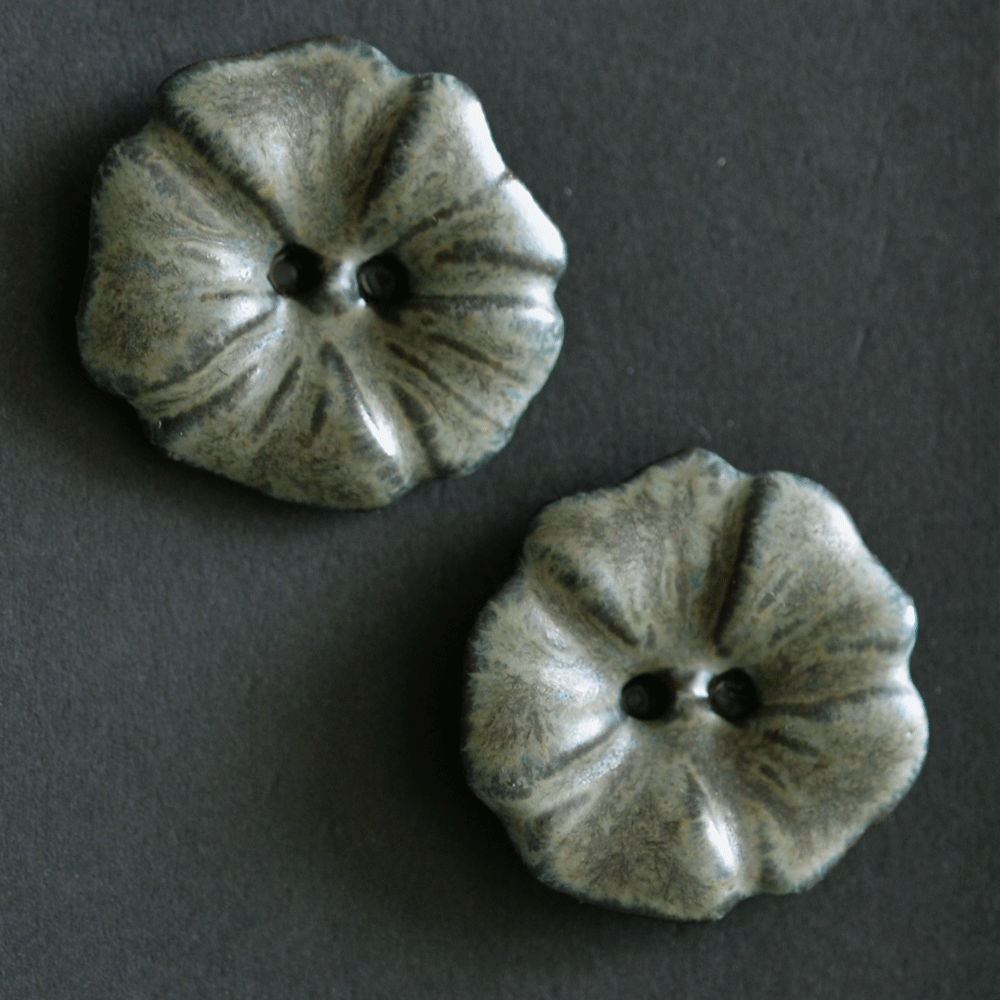 2 pcs. 25-26 mm ceramic buttons dusty grey (flowers)