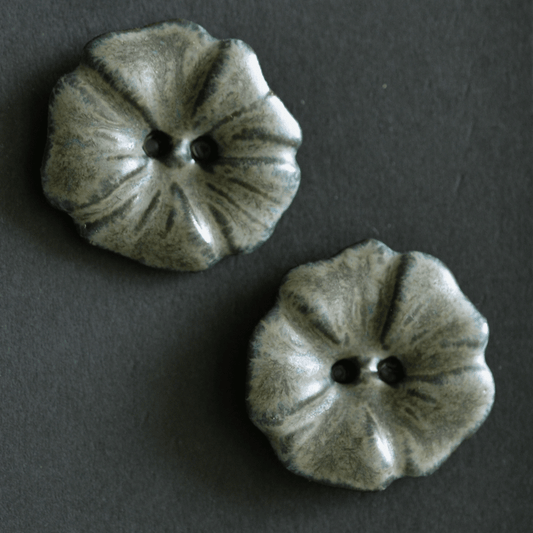 2 pcs. 25-26 mm ceramic buttons dusty grey (flowers)
