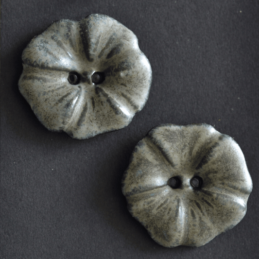 2 pcs. 27 mm ceramic buttons dusty grey (flowers)