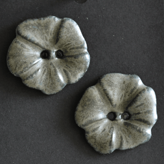 2pcs. 27 mm ceramic buttons dusty grey (flowers)