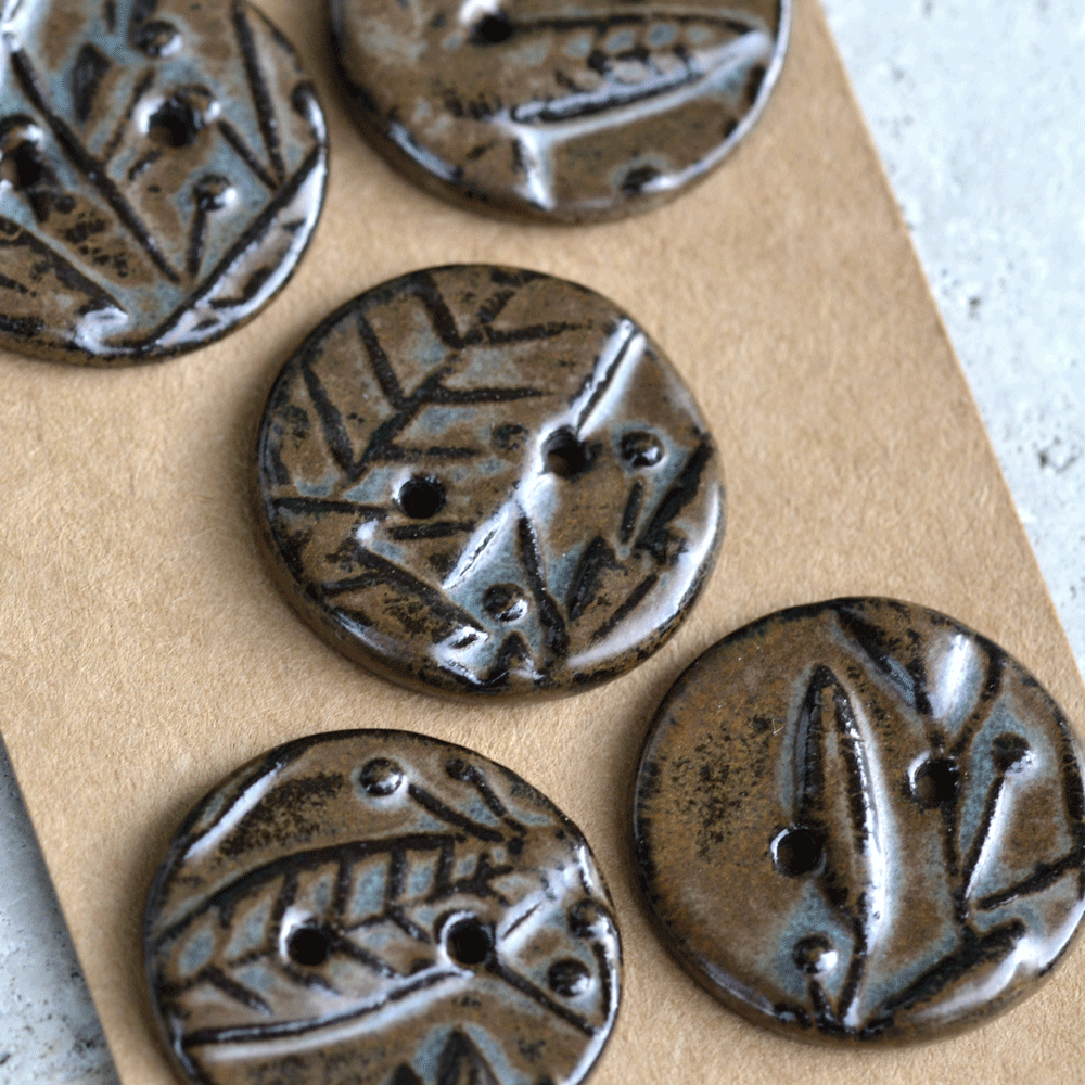 5 pcs. 27mm ceramic buttons brown /blue