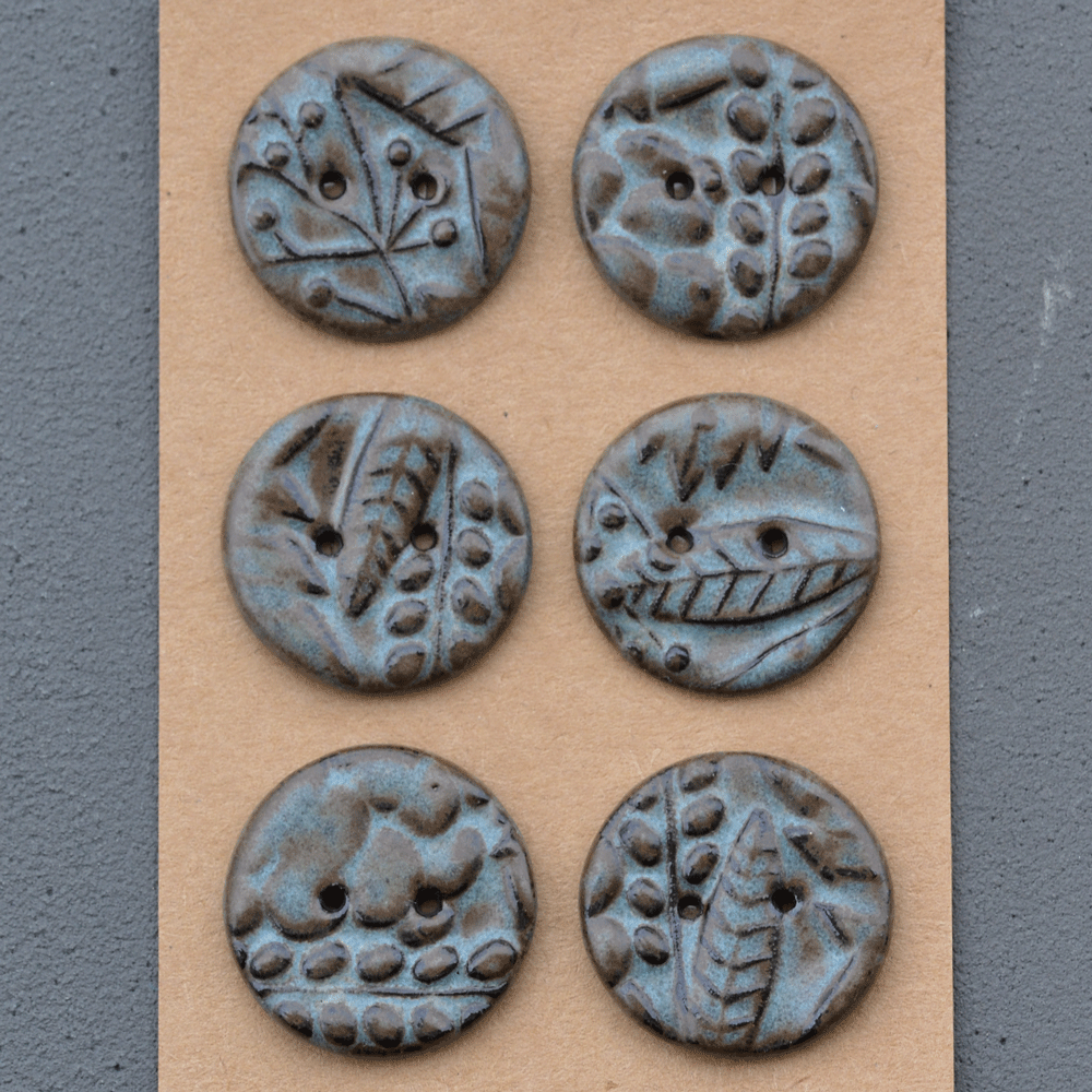 6 pcs. 29mm ceramic buttons blue/brown