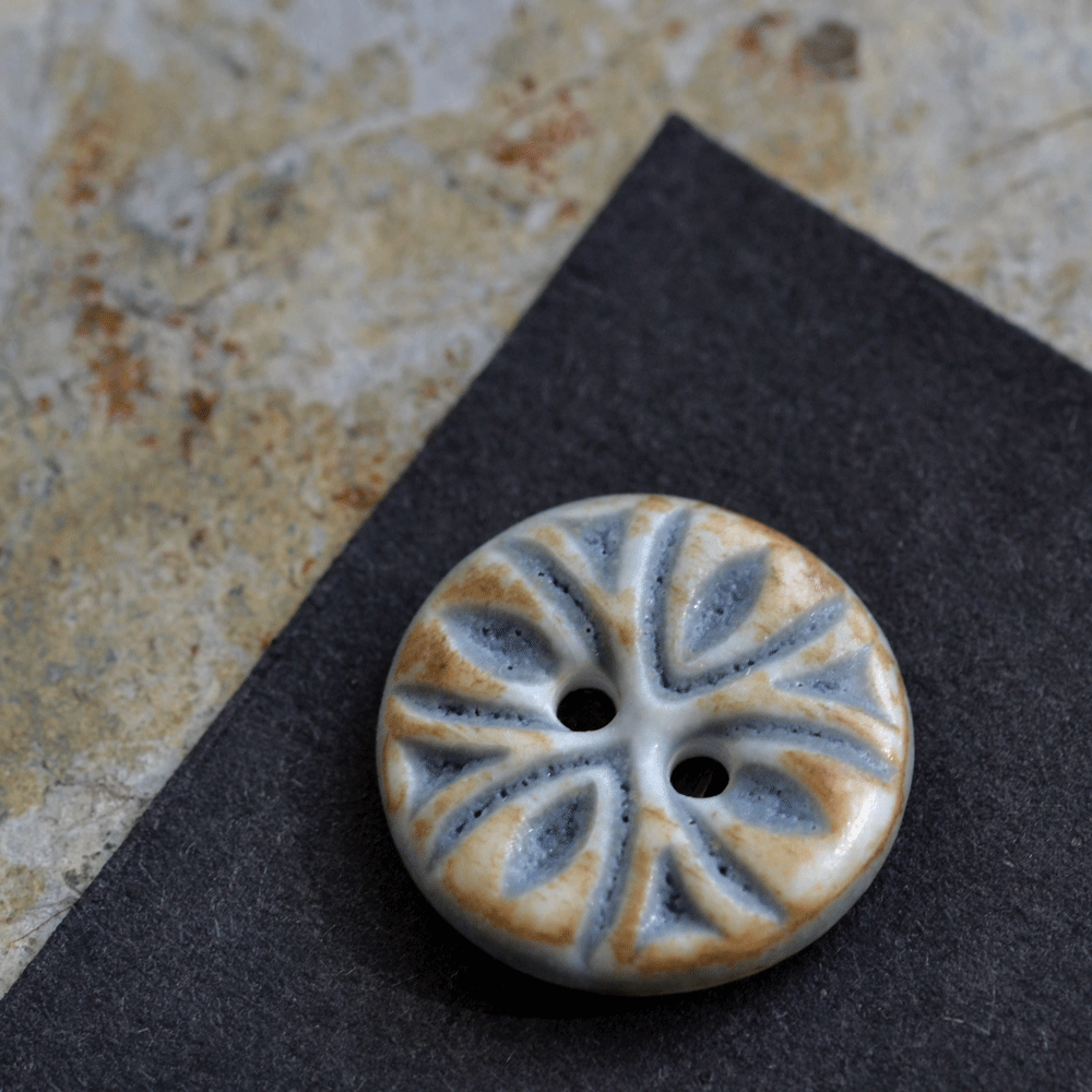 17-18mm porcelain buttons orient blue