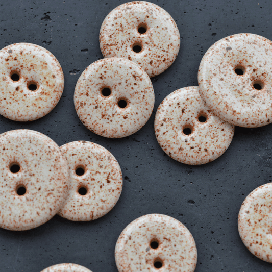 6 pcs. 23 mm ceramic buttons sprinkled creme