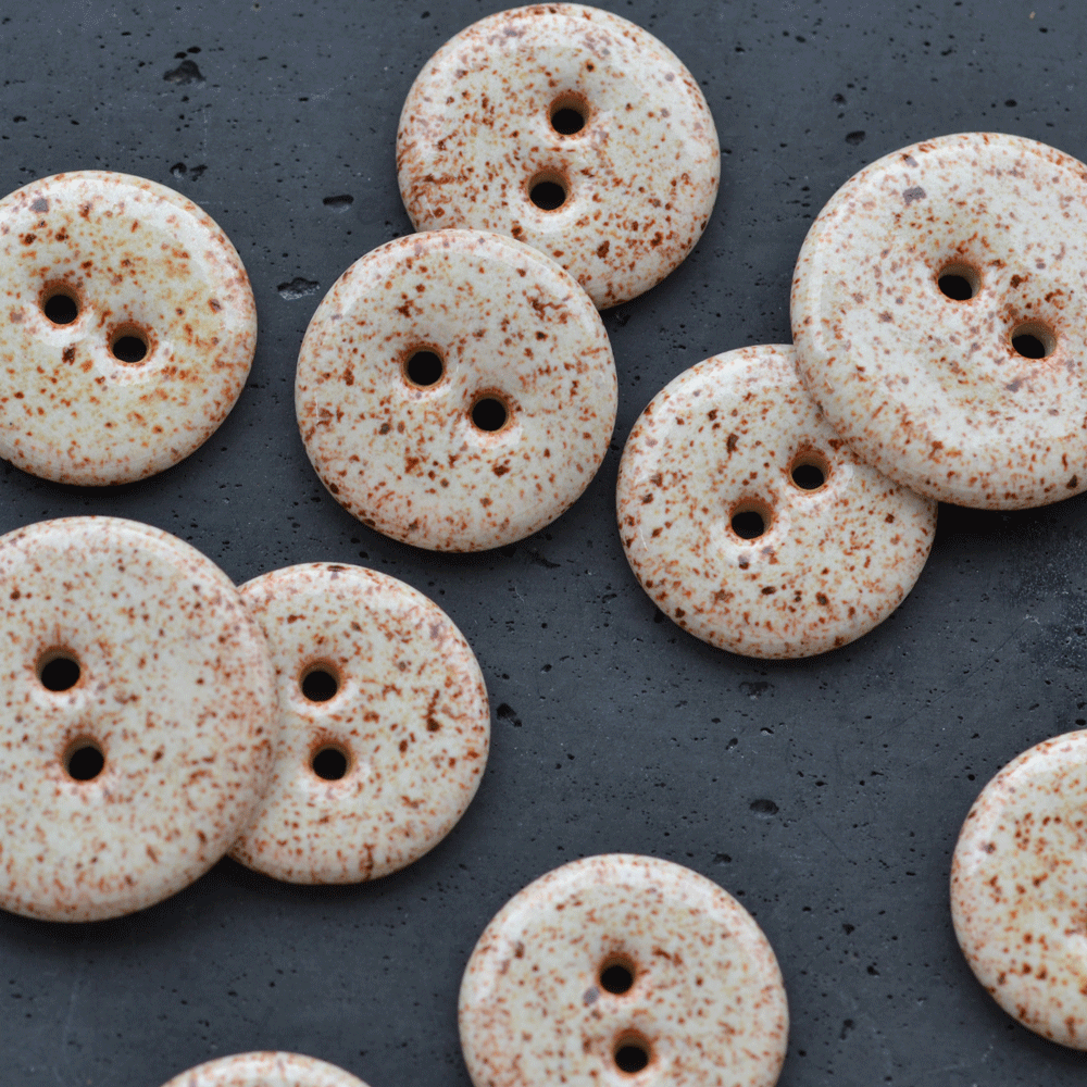 6x18 mm ceramic buttons sprinkled creme