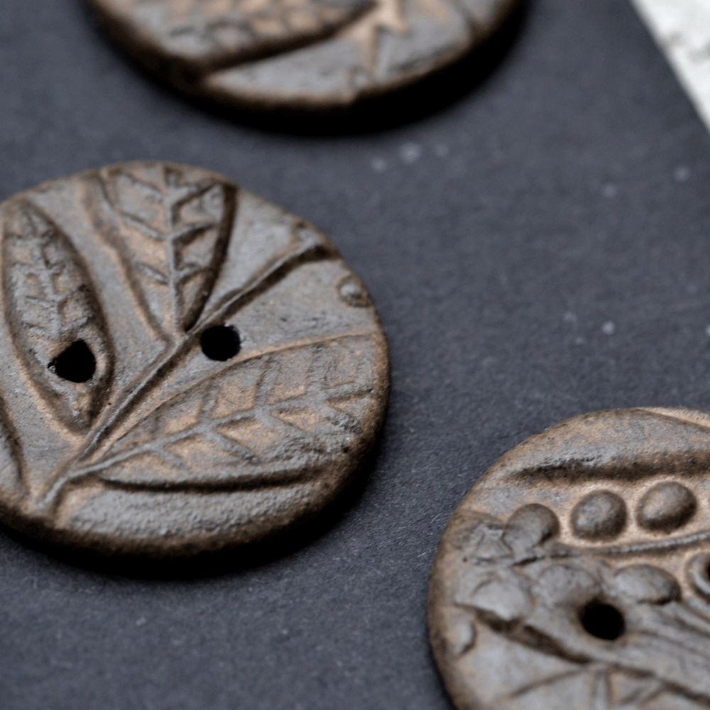 3 pcs. 30mm ceramic buttons brownie