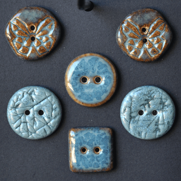 6 pcs. 17-20mm ceramic buttons mix blue/brown