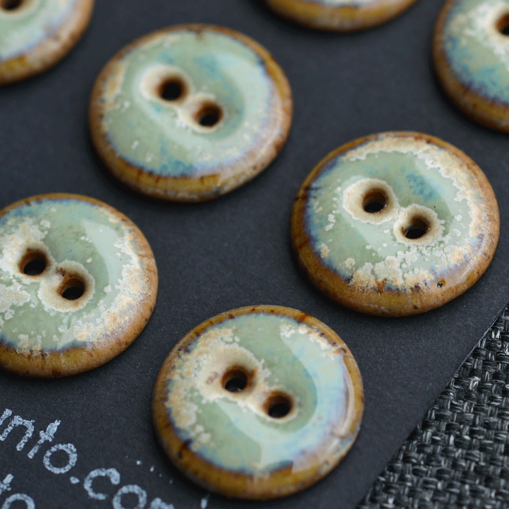 9 pcs. 18mm ceramic buttons bamboo