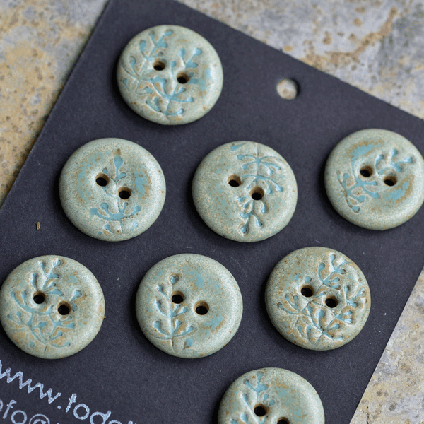 8 pcs. 18mm ceramic buttons flora