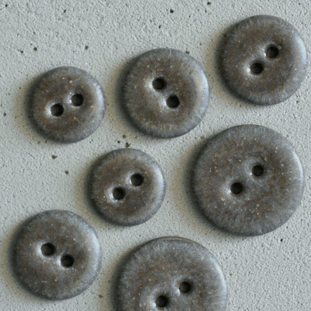 6 pcs. 18mm ceramic buttons taupe