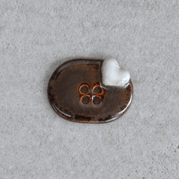 28mm (Einzelstück) Handmade Keramikknopf mit Miniherzchen