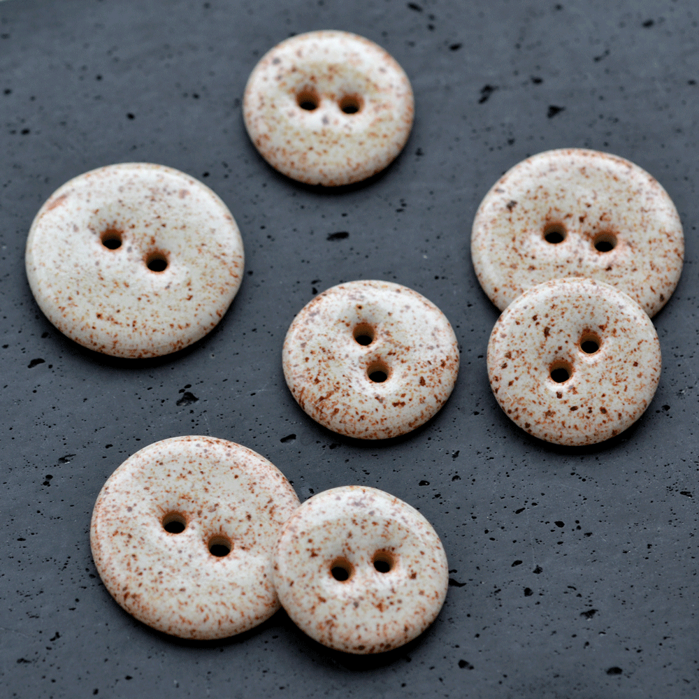 6x18 mm ceramic buttons sprinkled creme