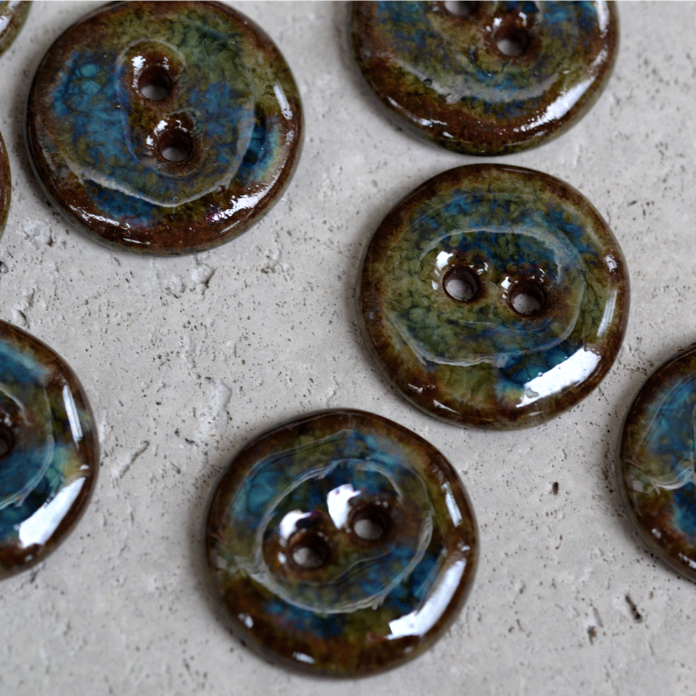 5 pcs 18mm ceramic buttons brown with green/blue effect