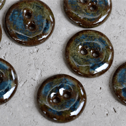 5 pcs 18mm ceramic buttons brown with green/blue effect