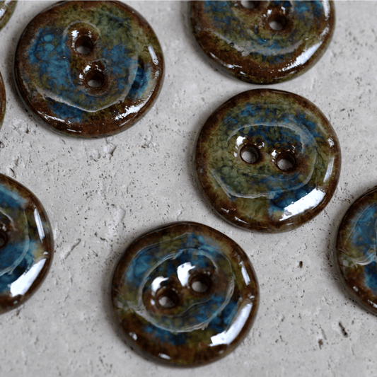 5 pcs 18mm ceramic buttons brown with green/blue effect