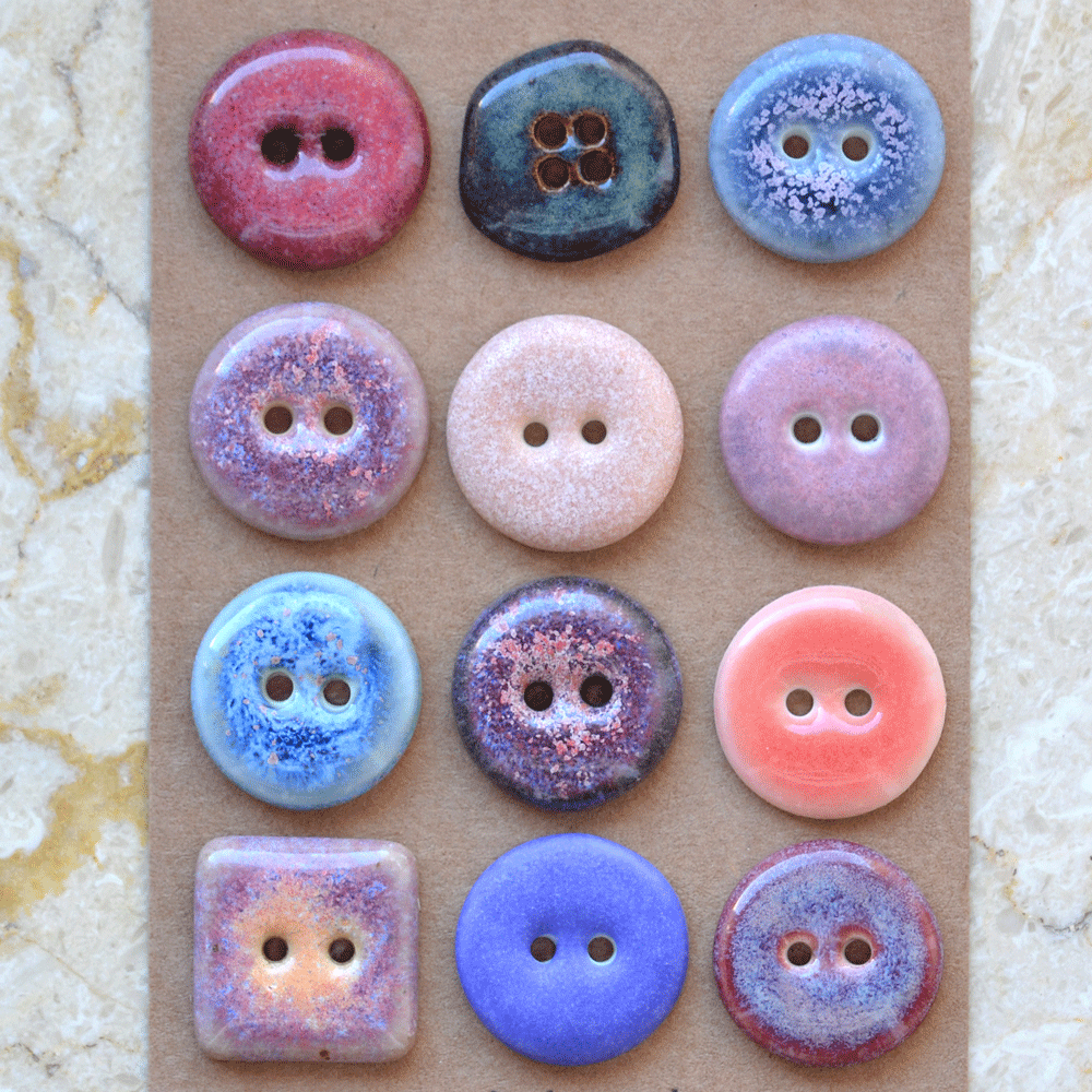 12 pcs. 17-19mm ceramic buttons mix lila