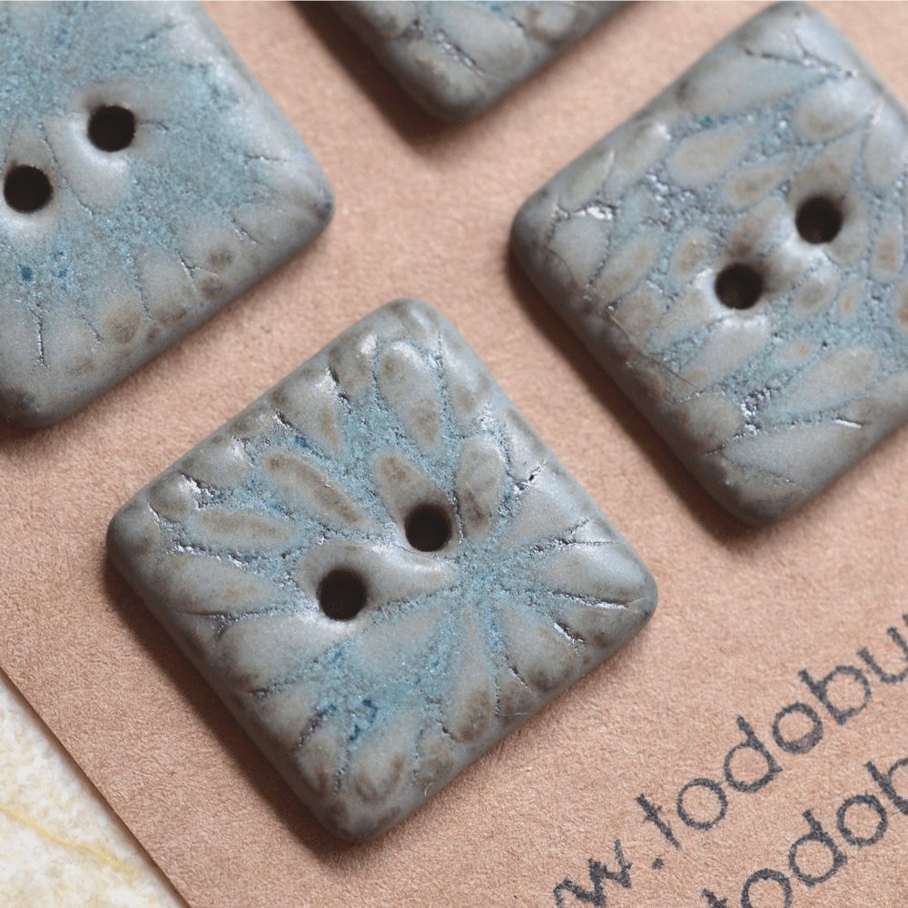 6 pcs. 20x20mm ceramic buttons rime ice