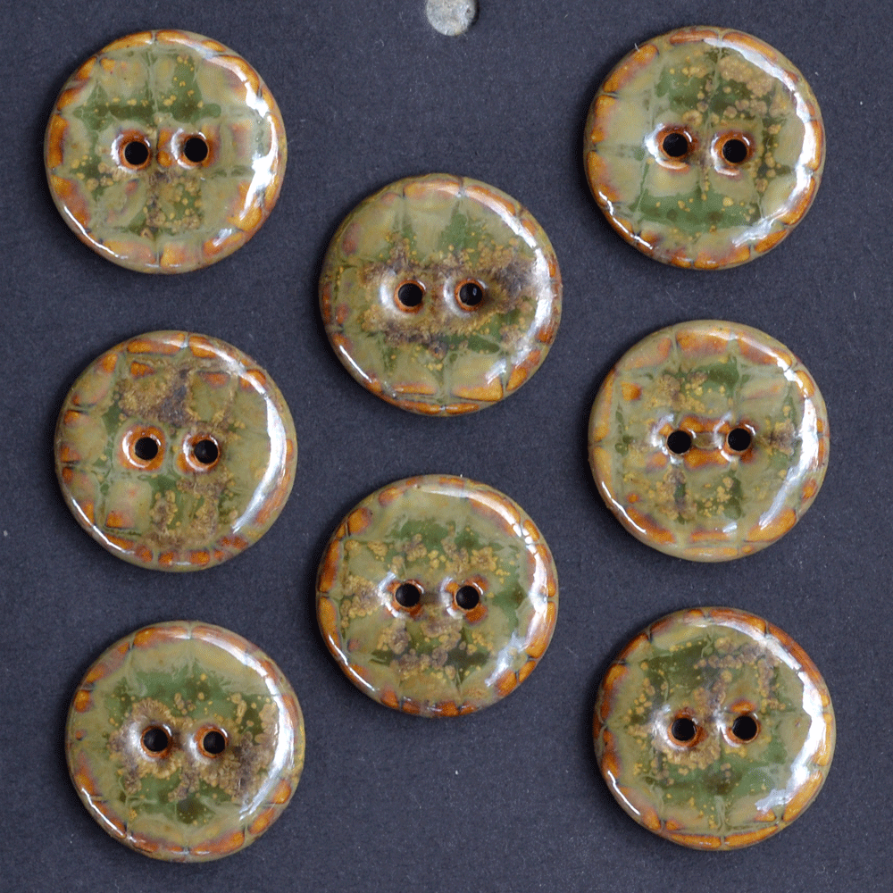 8 pcs. 18mm ceramic buttons olive