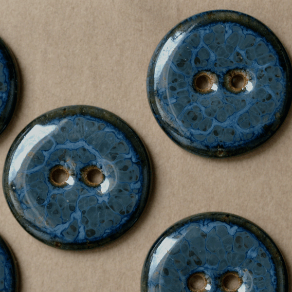 8 pcs. 23 mm ceramic buttons stormy blue