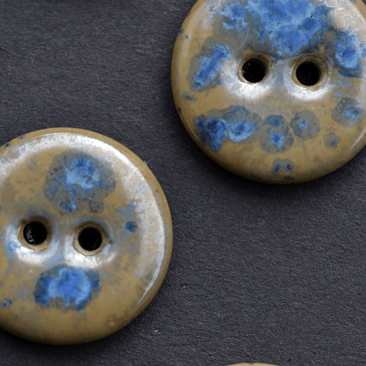 8 pcs. 18mm ceramic buttons blue crystal