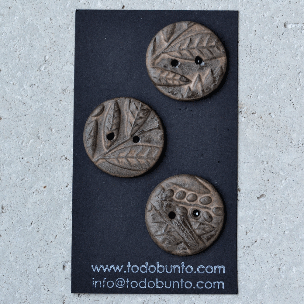 3 pcs. 30mm ceramic buttons brownie