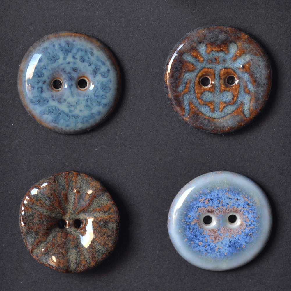 4 pcs. 21-23mm ceramic buttons mix blue/brown