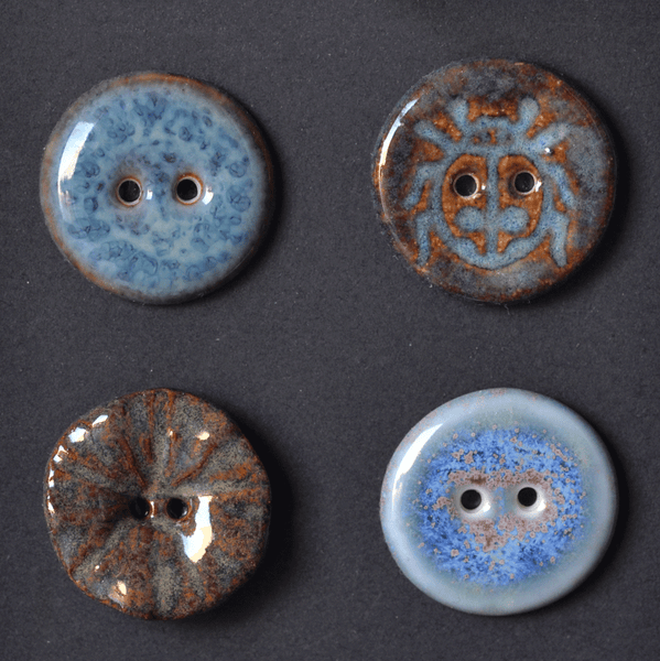 4 pcs. 21-23mm ceramic buttons mix blue/brown