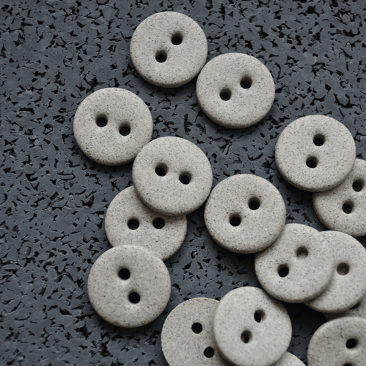 8 pcs. 18mm ceramic buttons concrete with extra wide holes